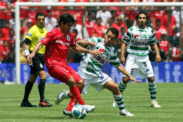 Sinha toca la pelota con clase ante la férrea marca.
