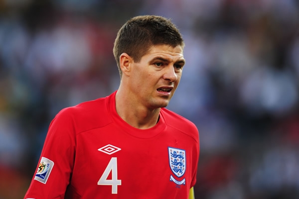 Steven Gerrard no pudo con el ataque de Alemania