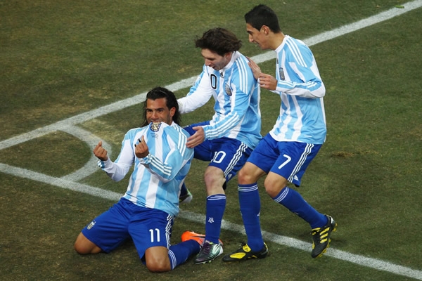 Tévez celebra su gol.