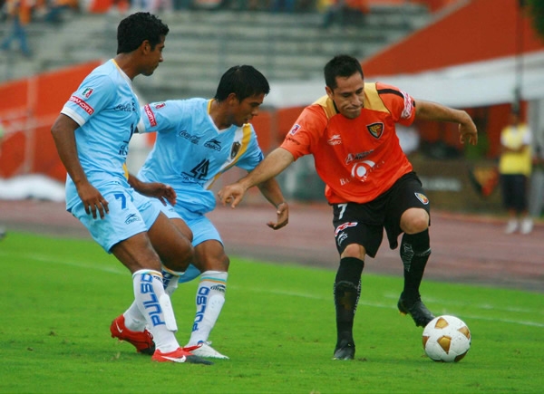 A Oscar Razo lo marcaban dos Gladiadores.