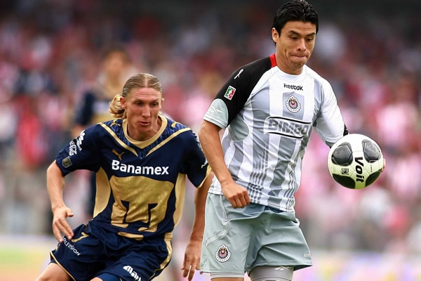 Acción Pumas-Chivas