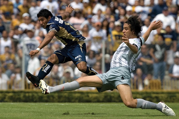 Acción Pumas-Chivas