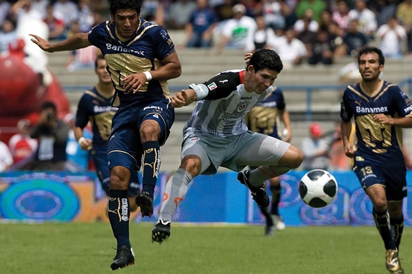 Acción Pumas-Chivas