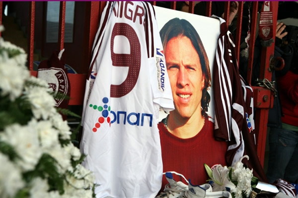 Aficionados del AE Larissa homenajean a Antonio de Nigris