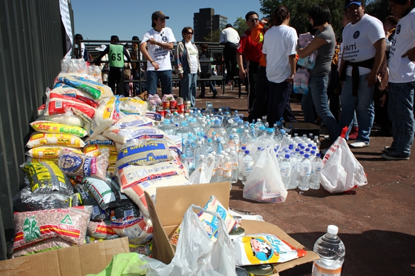 Aficionados cambiaron víveres por boletos para los damnificados en Haití.