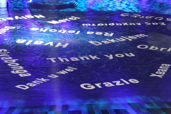 Agradeciendo a los participantes