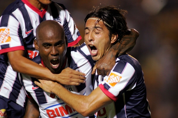 Al 66, de Nigris mandó el esférico al fondo de las redes