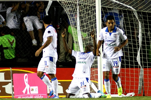 Al minuto 29 León jugaba mejor, Gallos era efectivo.