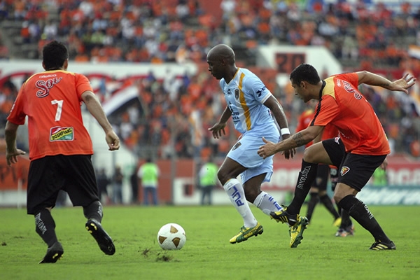 Alan Zamora pelea el balón ante Tressor Moreno