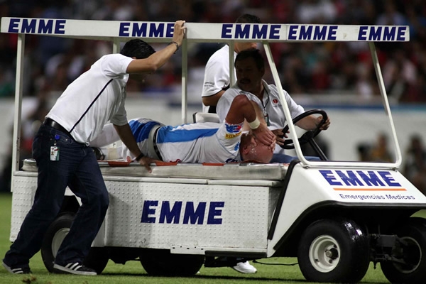 Alejandro Acosta salió lesionado