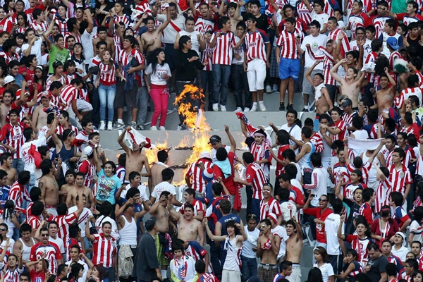 Algunos aficionados prendieron una fogata