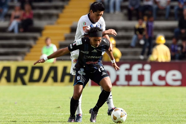 Alvin Mendoza intentando quitarse la marca