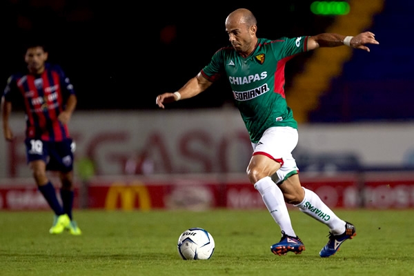 Ante la efectividad de la zaga, Ochoa intenta de larga distancia.