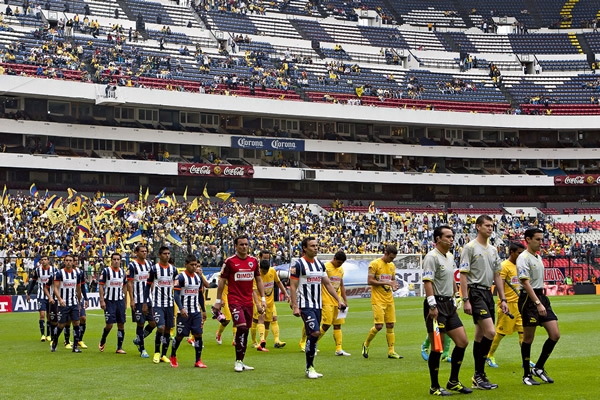 Ante una pobre entrada en el Azteca, salieron los equipos.