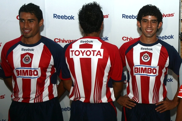 Aquí, el frente y el reverso del primer uniforme.