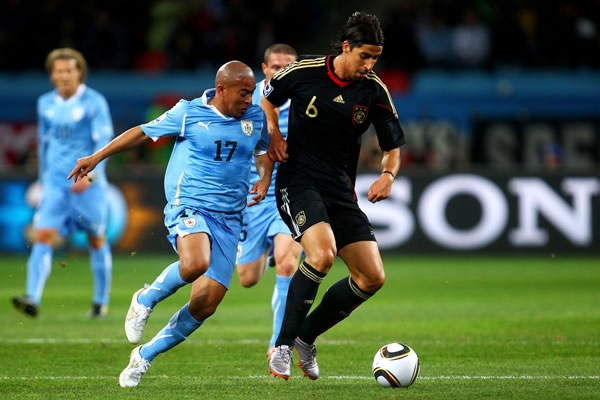 Arévalo marca a Khedira