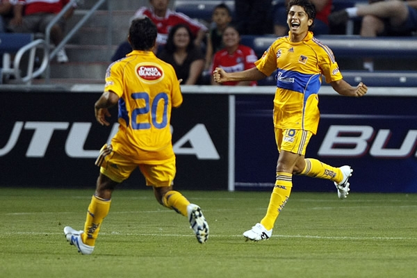 Armando Pulido anotó los dos goles de Tigres.