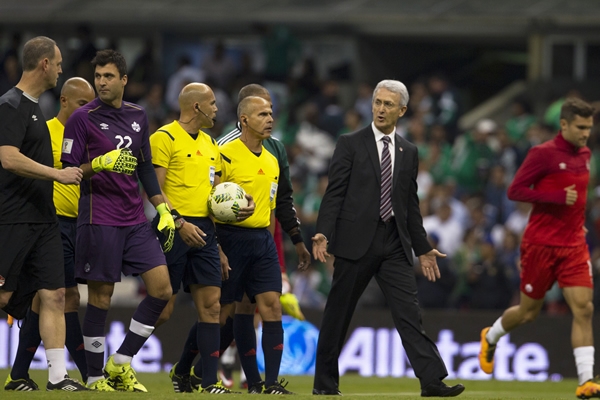 Benito Floro reclamando a la cuarteta arbitral.