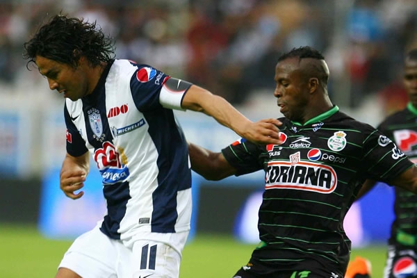 Braulio Luna es marcado por Christian Benítez