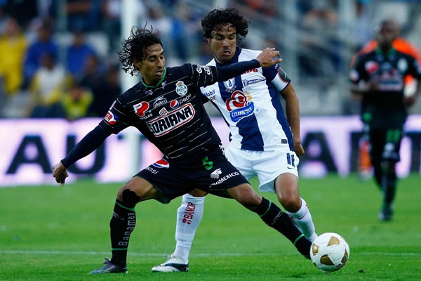 Braulio Luna marca a Fernando Arce