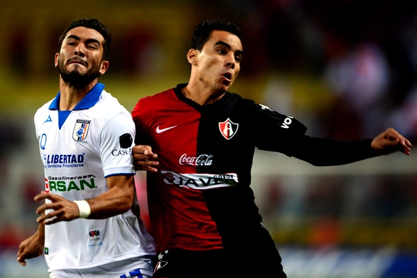 Bravo pelea cada balón a la ofensiva.