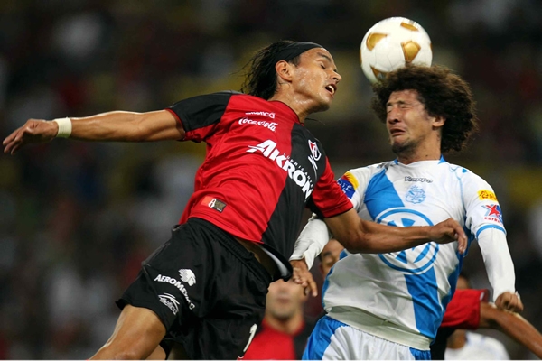 Buscando el balón por aire