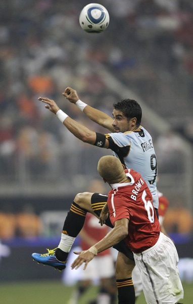 Buscando por aire el balón