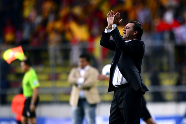 Bustos desespera por la pólvora mojada.