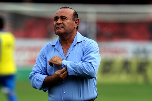 El Cabezón Luna mostró un rostro desencajado por la derrota.