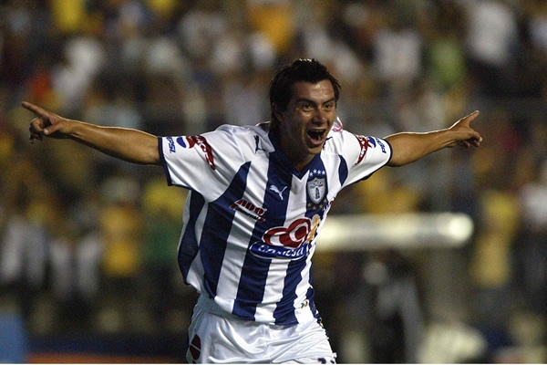 Cacho marcó un bonito gol de cabeza