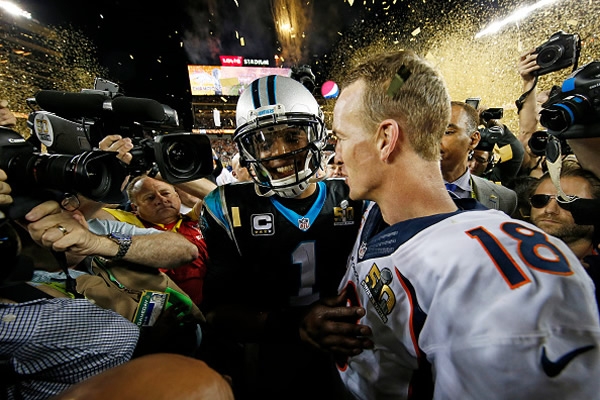 Cam Newton felicitando a Peyton Manning.