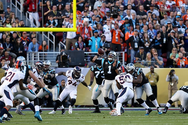 Cam Newton fue muy presionado por la defensiva de Broncos.