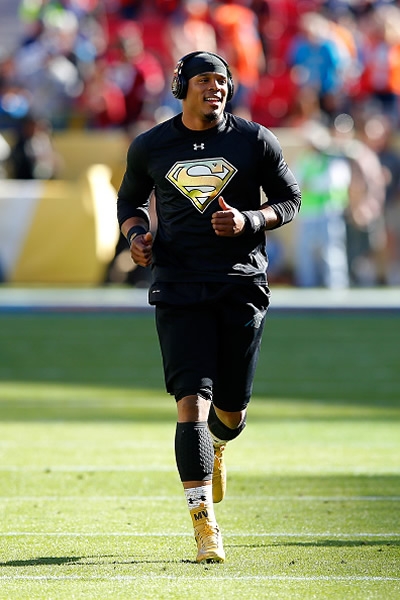 Cam Newton portando la playera de Superman.