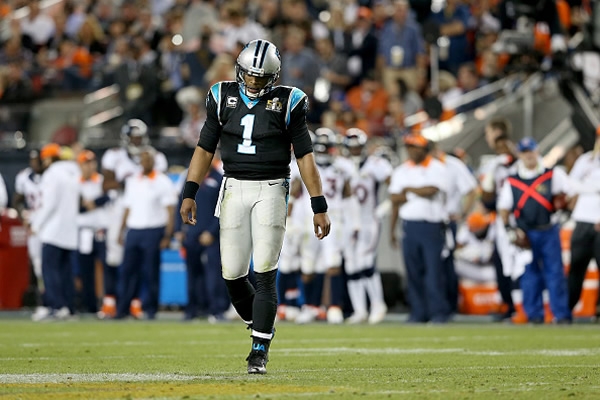 Cam Newton tuvo un pésimo tercer cuarto.