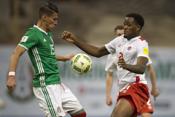 Canadá intentó evitar que cayeran más goles.