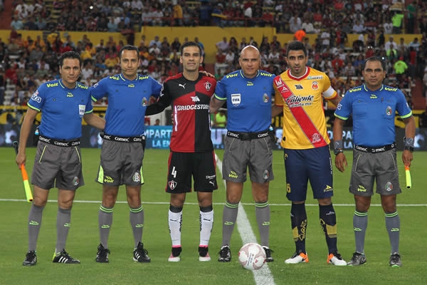 Capitanes y cuerpo arbitral, la foto que no pudo faltar.