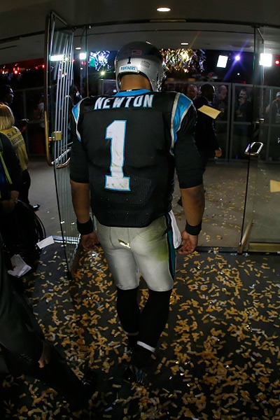 La cara de la derrota en Cam Newton. Mala presentación.