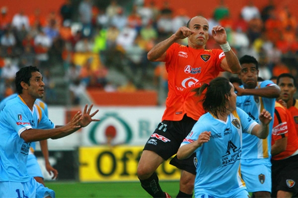 Carlos Ochoa tuvo varias oportunidades por arriba.