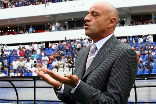 Chelís pide por su equipo antes del inicio del partido