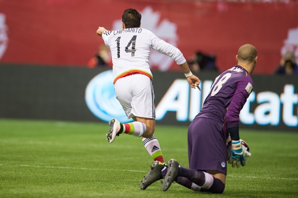 Chicharito abrió la pizarra con gran cabezazo a pase de Layún.