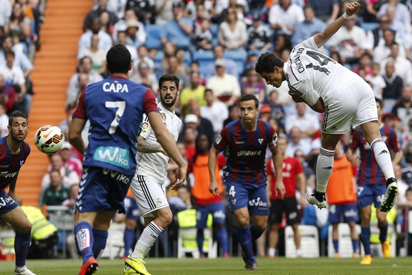 Chicharito la clavó de cabeza dentro del área.