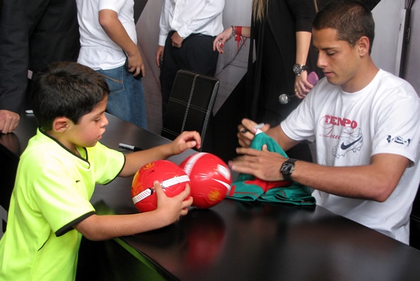 Chicharo autografeó.