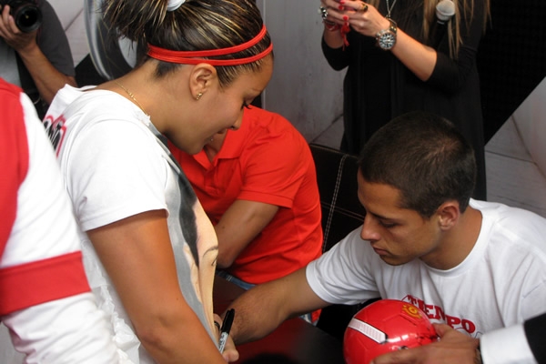 Chicharo autografeó.