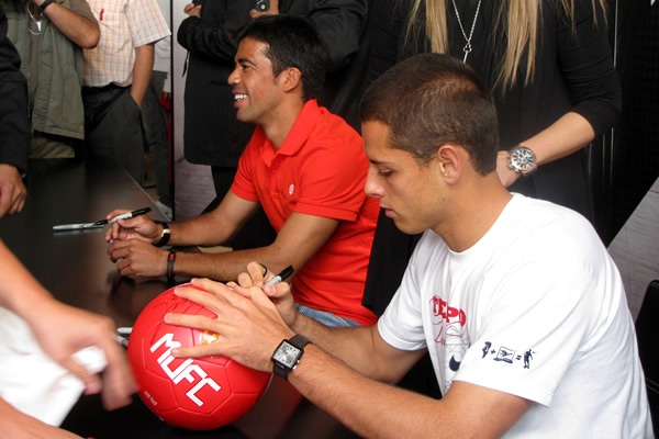 Chicharo autografeó.