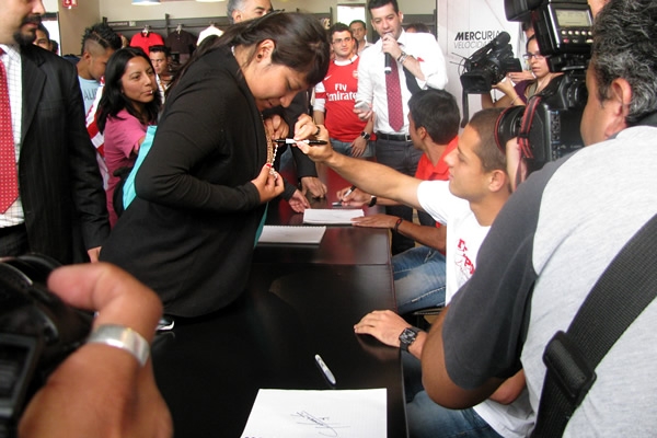 Chicharo autografeó.