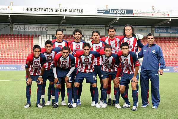 Perdió Chivas su primer partido en Europa