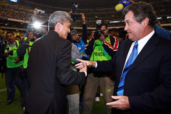 Chucho y Vucetich se saludan antes del partido