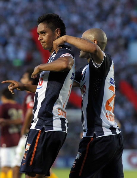 Chupete festeja con Santana uno de los tantos