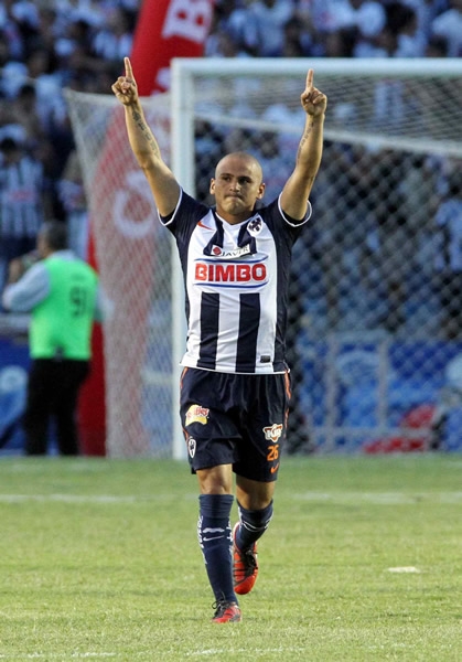 Chupete Suazo marcó un doblete