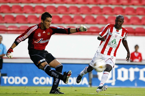 Cirilo Saucedo despeja ante la presión de Barbosa